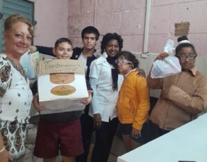 Los niños felices con los regalos de Starfish Varadero. Foto: Tomada del Facebook de Yahíma Ortega.