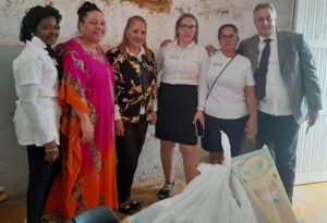 Colectivo de Starfish posa para la foto con dos trabajadoras de la escuela especial Retoños Martianos, ubicadas de izquierda a derecha. Foto: Tomada del Facebook de Yahíma Ortega.