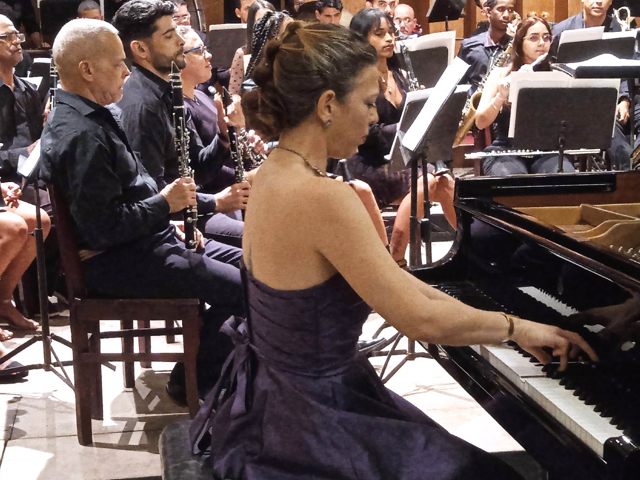 La concertista Lianne Vega junto a la Banda de Conciertos de Matanzas