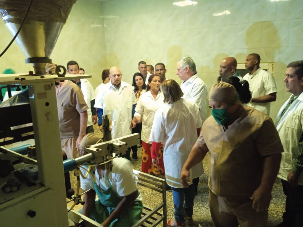 Conoce presidente cubano sobre desempeño de industria en Cárdenas