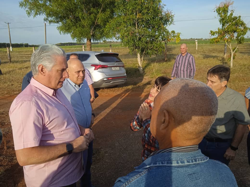 El presidente cubano inició su recorrido por la empresa agropecuaria Vladimir Lenin. Foto: Ana González