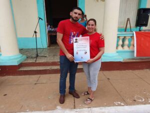 El primer secretario del PCC, Royslán Cámbara otorgó un reconocimiento a Ledianys Mejías por meritoria conducción de la UJC en el poblado.