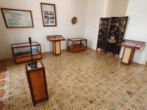 En este salón los visitantes disponen de vestigios de la esclavitud, la influencia de la cultura china y la producción azucarera en Pedro Betancourt.