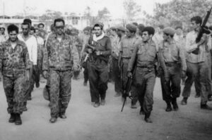 Los milicianos conducen a un grupo de mercenarios capturados en Playa Girón. Foto: Archivo