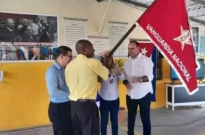 Jaime Morera Estévez, director general de la Empresa Taxis Cuba, entregó la bandera a directivos del centro. Foto: Tomada del Facebook de Ariannis Rodríguez.