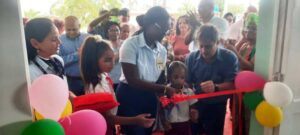 Acompañado por niños, Mario Sabines cortó la cinta inaugural de Avioncito de Colores. Foto: Tomada del Facebook del aeropuerto internacional de Varadero.