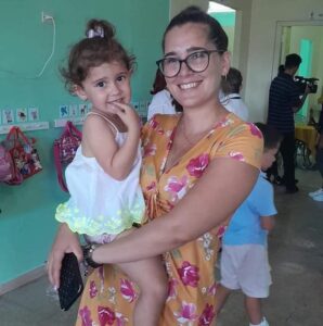Laura Fernández agradeció en nombre de las madres y padres trabajadores la creación de esta Casita Infantil. Foto: Tomada del Facebook del aeropuerto internacional de Varadero.