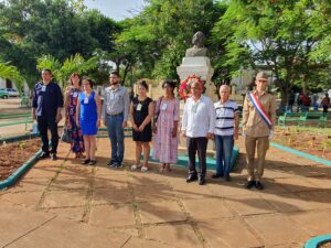 Ofrendas flores a los héroes José Martí y Antonio Maceo Grajales.