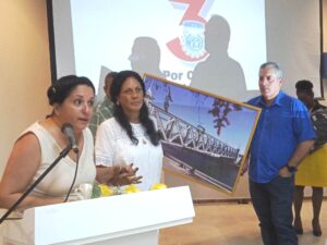 La delegada del MINTUR, primera a la izquierda, dedica sentidas palabras a Maylén Alemañy. Foto: De la Autora.