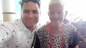 Mercedes Ibarra Ibáñez, biznieta dael patriota insigne de Matanzas, junto al periodista Yaudel Rodríguez.