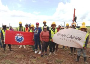 Representantes de los hoteles Villa Cuba y Meliá Internacional, de la cadena Gran Caribe, visitan la obra en plena inversión en Jovellanos. Foto: Cortesía de la CPCTC.