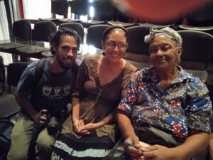 Los realizadores Roger Ricardo e Isabel López junto a Ana Valdés