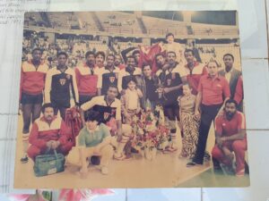 Equipo Cuba de Voleibol Masculino (Francia, 1986) con presencia del betancourense Ernesto Martínez Hernández (esquina inferior derecha).