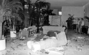 Estado en que quedó el lobby-bar del hotel Copacabana, tras el estallido del artefacto explosivo, el 4 de septiembre de 1997.