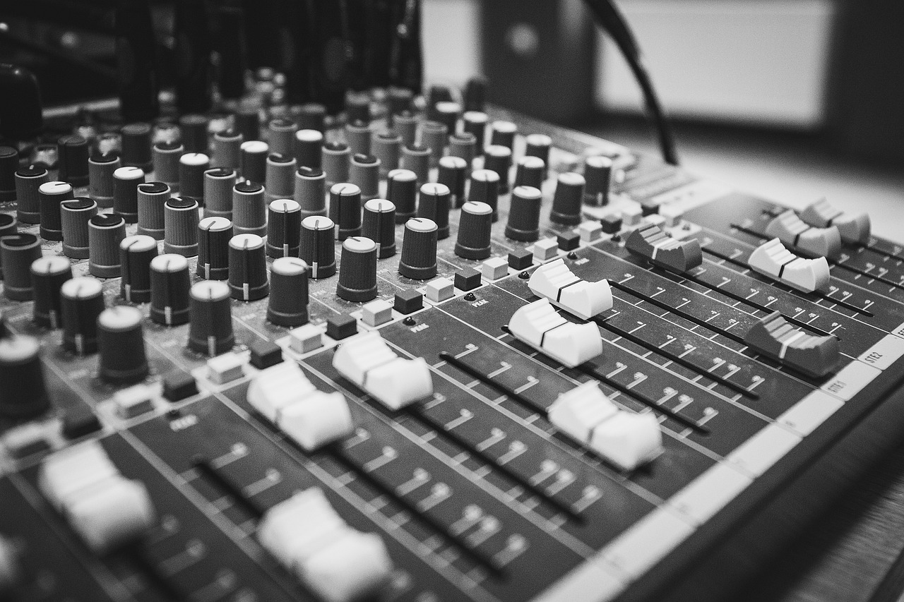 La radio, con su capacidad de crear imágenes en la mente a través del sonido, sigue siendo un pilar fundamental en la vida de los cubanos. Foto: freestocks-photos en Pixabay