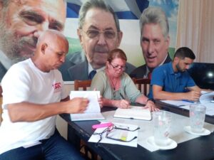La diputada Isdalis Rodríguez Rodríguez (centro) junto a Yonel Estrada (izquierda) y Royslán Cámbara Sosa (derecha) en conversaciones acerca del desarrollo socioeconómico del territorio.