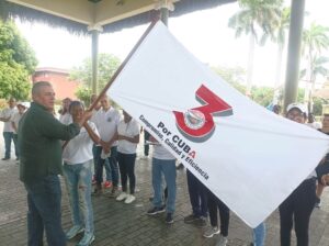 Yarisleydis Torriente recibió el estandarte de manos del máximo líder sindical del turismo en Cuba. Foto: De la Autora.