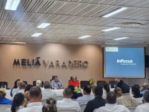 Jorge Alberto, primero a la izquierda, y Lauzurique, presidieron la reunión de preparativos de cara a la alza turística 2024/2025. Foto: Tomada del Facebook de Yobany Gil.