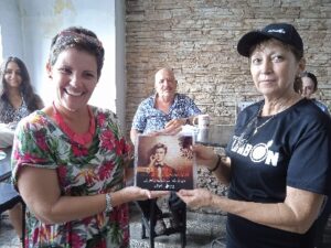 Maylan Alvarez con el premio La calle de Rimbaud