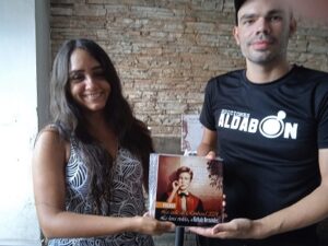 Nathaly con el premio La calle de Rimbaud