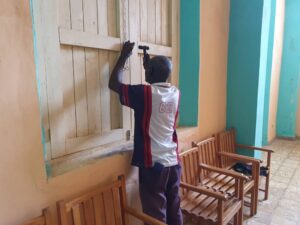 Labores de acondicionamiento de la casa de cultura "María Villar Buceta" como centro de evacuación del territorio.