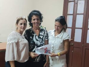 Tamara Castellanos, en el centro, será la única delegada de Cadeca en el país a las sesiones finales del 22 Congreso. Foto: De la Autora.