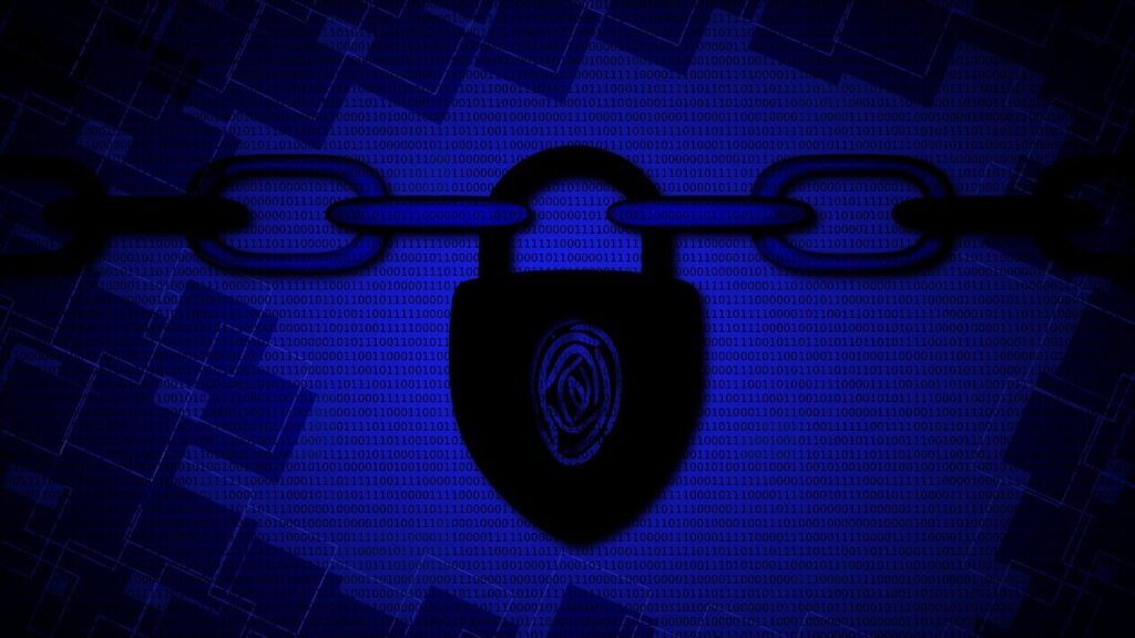 La ciberseguridad protege la información personal y empresarial de amenazas digitales, asegurando la confidencialidad, integridad y disponibilidad de los datos en un entorno cada vez más conectado. Imagen de ChiaJo en Pixabay