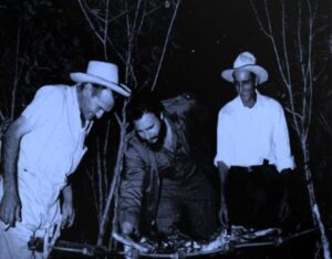 Fidel festeja la Nochebuena con los carboneros de la Ciénaga de Zapata, Matanzas y cena en la casa del campesino Rogelio García. Foto: Raúl Corrales/Fidel Soldado de las Ideas.