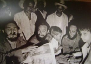 Fidel festeja la Nochebuena con los carboneros de la Ciénaga de Zapata, Matanzas y cena en la casa del campesino Rogelio García. Foto: Raúl Corrales/Fidel Soldado de las Ideas.
