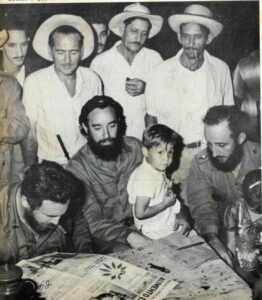 Los carboneros traen un ejemplar del periódico Revolución y Fidel aprovechaun momento para leerlo y seguir las noticias. Foto: Revista INRA