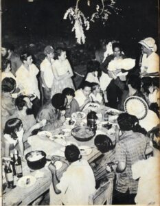Una vecina le presenta a Fidel a su recién nacido hijo y le estrechala mano muy contenta. Foto: Revista INRA