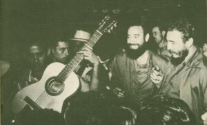 Fidel junto a Nuñez Jiménez, escuchan a los carboneros repentistas que animanla cena de Nochebuena en la Ciénaga de Zapata. Foto: Revista INRA
