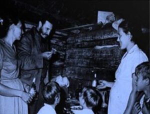 Fidel festeja la Nochebuena con los carboneros de la Ciénaga de Zapata, Matanzas y cena en la casa del campesino Rogelio García. Foto: Raúl Corrales/Fidel Soldado de las Ideas.