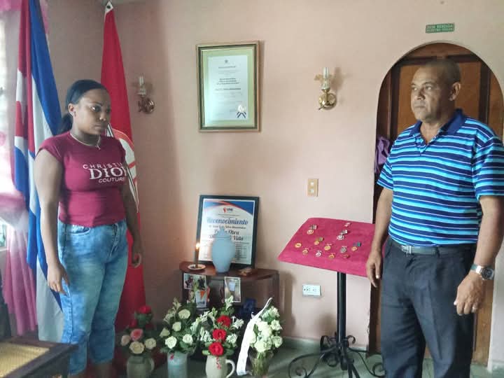 Osmar Ramírez y Yanlys Yanet Durán, secretaria general del Sindicato Provincial de Trabajadores de Energía, encabezaron la guardia de honor. Foto: Noryis
