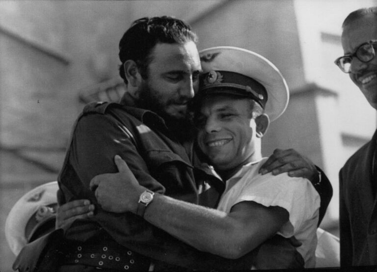 Histórico abrazo entre Gagarin y Fidel Castro en el acto de homenaje al octavo aniversario de la gesta moncadista