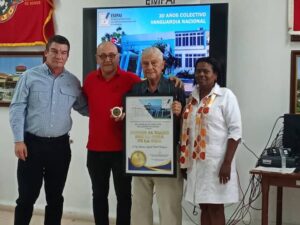 Zacarías Augusto Clement Rodríguez, con su premio al Valor, recibido de manos de Adonis Núñez y Anabel Veguería, del Sindicato Nacional de la Construcción. Foto: De la Autora