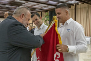 Yoanh y Amaurys portaron la bandera de Vanguardia Nacional donde el Primer Ministro Manuel Marrero colocó la Orden Lázaro Peña de Segundo Grado. Foto: Alejandro Acosta.