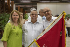 Director de la EMPAI (primero de derecha izquierda) junto a Ulises Guilarte e Isdalys Rodríguez, segunda secretaria general de la CTC. Foto: Alejandro Acosta.