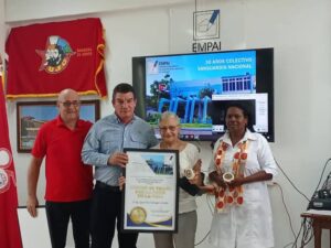 Laura Rosa Domínguez Bacallao muestra su Premio al Valor por la obra de la vida. Foto: De la Autora