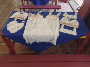La actividad incluyó una muestra de prendas artesanales para beneplácito de las féminas presentes.