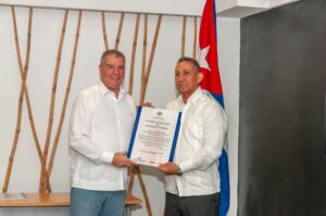 Amado Acosta, subdirector general del Hotel Meliá Internacional, recibe el estímulo de manos del titular del Ministerio de Turismo de Cuba, Juan Carlos García Granda.