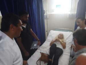El primer secretario del Partido en Matanzas, Mario Sabines Lorenzo, la gobernadora Marieta Poey y el ministro del Transporte, Eduardo Rodríguez Dávila intercambian con las dos ferromozas y la pasajera heridas de forma leve. Foto: Pedro Rizo