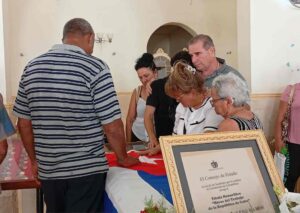 El último adiós de la familia. Foto: De la Autora.