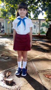 Muy feliz con su atributo azul la pequeña Paula Martinez Mesa y los alumnos de todo el primer grado de la Escuela primaria Francisco Vega Alemán.