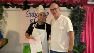De manos de Leandro Acosta, el matancero Richel Pérez Pasos recibió su diploma de ganador de esta primera edición de Sabor a Cuba. Foto: Tomada del Facebook de Gaviota Turismo.
