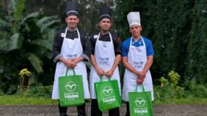 Richel, al centro, junto con los otros dos ganadores. Foto: Tomada del Facebook de Gaviota Turismo.