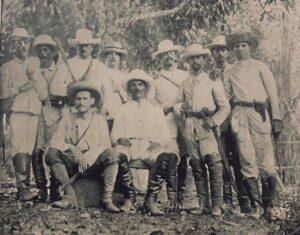 El León de Oriente, al centro, en plena manigua, junto a integrantes de su tropa.