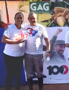 Teresita, de Villa Cuba, recibe su trofeo de manos de Osmar Ramírez. Foto: Cortesía de la CTC.