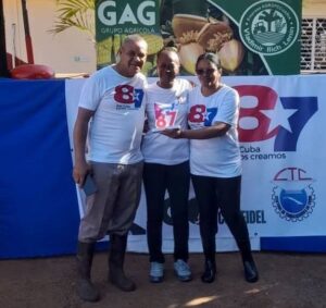 Estrella (al centro) recibe su estímulo de manos de la gobernadora Marieta Poey, y de Osmar. Foto: Cortesía de la CTC.