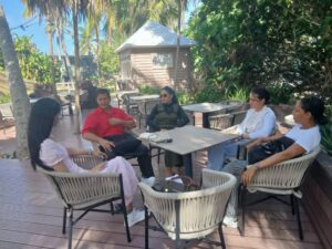 El delegado de Cubanacán en Matanzas, Yobany Gil, intercambia con egresadas de la maestría cursada en China. Foto: Tomada del Facebook de Yobany Gil.